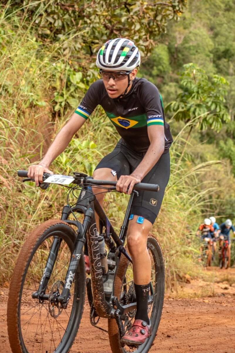 jovem-ciclista-de-augustinopolis-encara-lama-e-subidas-ingremes-para-conquistar-podio-no-cerrado-race